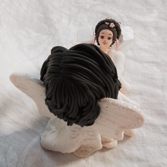 Kneeded Angel's "Mother and Daughter" Figurine: Caucasian, both with dark hair. - Picture 7 of 11